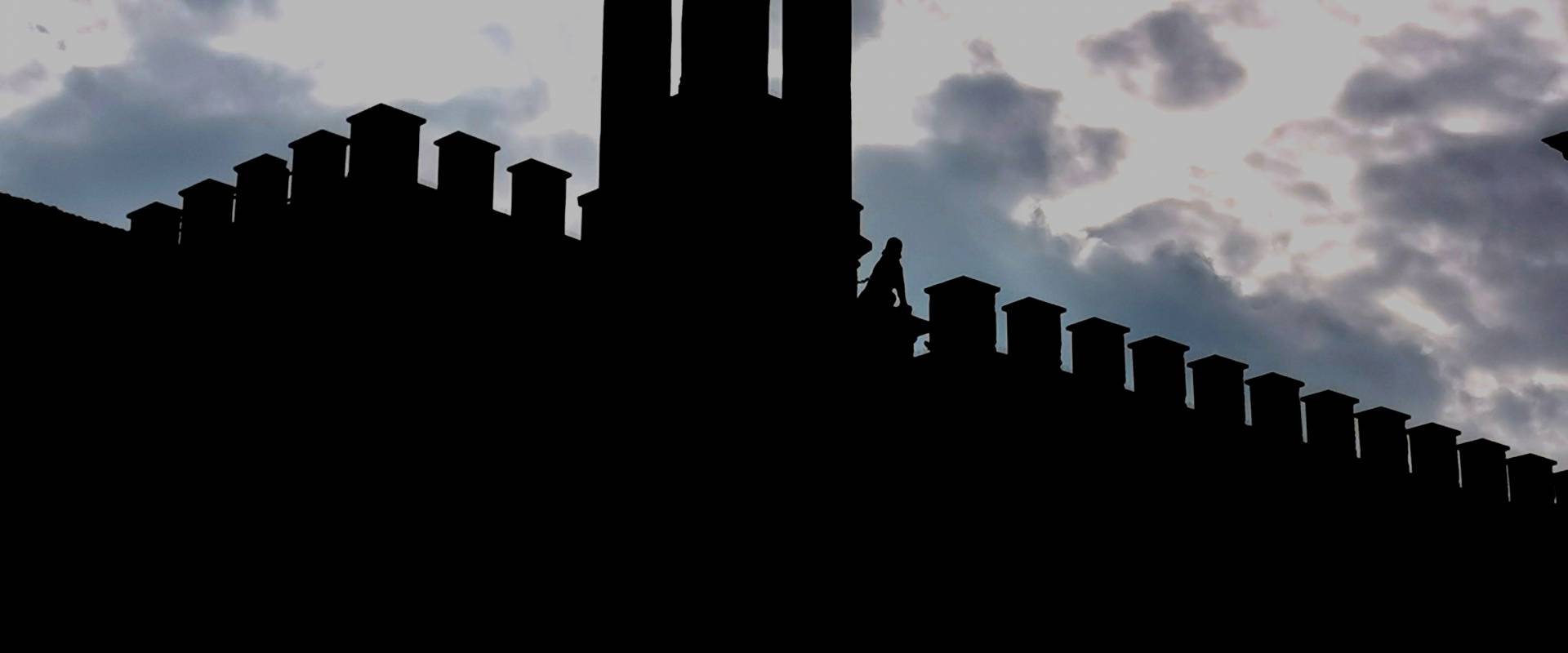 GALLERIA PARMEGGIANI una silhouette che squarcia il cielo photo by Stipa Jennifer